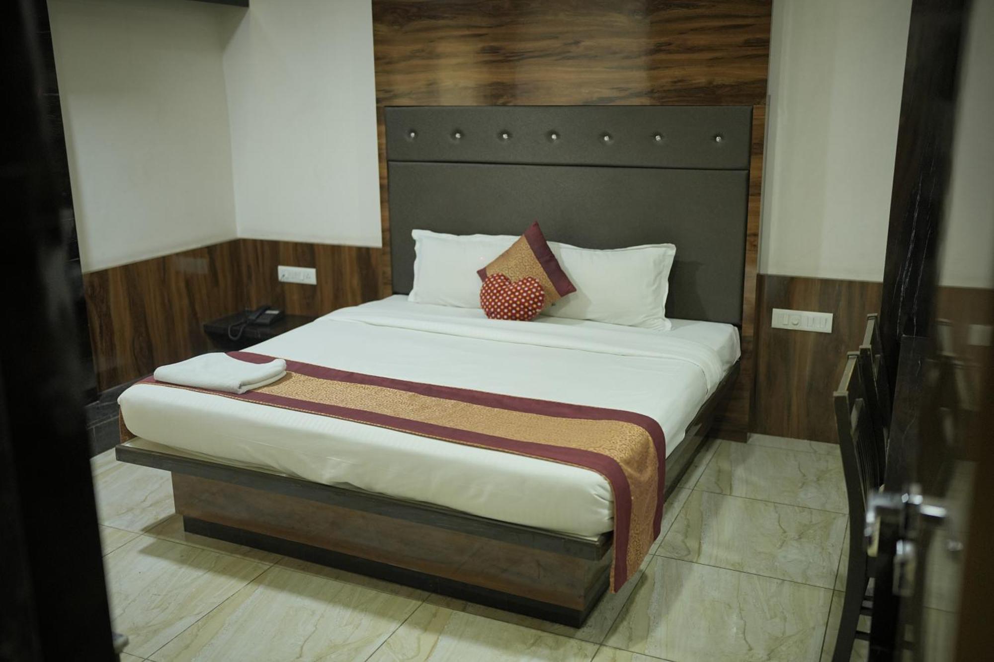 Atharva Hotel Kalaburagi Dış mekan fotoğraf